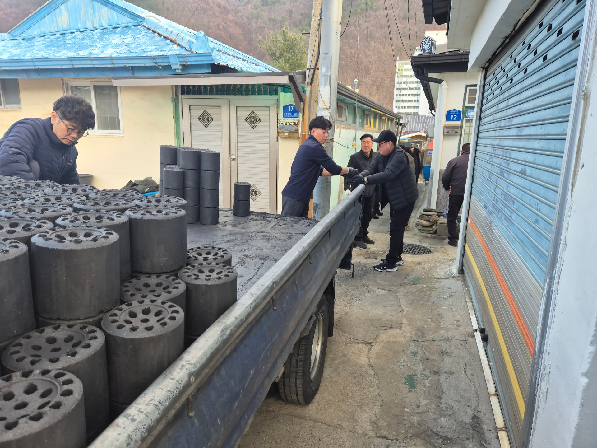 황연동 태서자율방범대, 사랑의 연탄 나눔 봉사 펼쳐