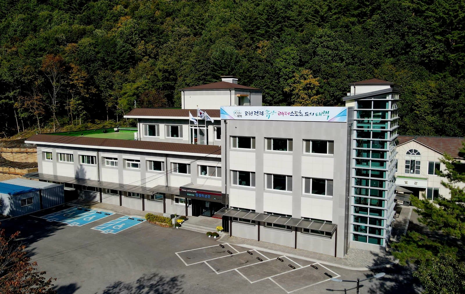 태백시, 강원 문해자랑 대잔치 『청춘만개』 개최
태백시(시장 이상호)는 오는 17일 오전 11시부터 오후 4시까지 고원체육관에서 강원인재원과 공동으로 「강원 문해자랑 대잔치 ‘청춘만개’」를 개최한다.
이번 행사는 배움의 기회를 놓쳤던 어르신들이 학습을 통해 새로운 인생을 열어가는 과정을 기념하고, 문해교육의 소중함을 시민과 함께 나누기 위해 마련됐다.
‘청춘만개’는 글을 배우는 즐거움이 인생의 두 번째 청춘을 꽃피운다는 의미를 담고 있다. 이날 행사에는 성인 문해 학습자와 문해교사, 자원봉사자 등 900여 명이 참여해 시화전, 학습 성과 발표, 체험 부스, 포토존 등 다채로운 프로그램을 즐길 수 있다.
특히 성인 학습자들이 직접 쓴 시와 그림을 전시하는 시화전은 배움의 열정과 성취감을 공유하는 장이 되며, 학예발표회에서는 노래와 춤 등 다양한 무대가 마련돼 학습자들의 자신감과 성취감을 선보인다.
이 밖에도 디지털 체험 부스와 포토존이 함께 운영돼, 태백을 찾은 성인 문해 학습자들이 직접 참여하고 즐길 수 있는 체험형 축제로 꾸며진다.
이상호 태백시장은 “이번 축제는 배우고자 하는 열정으로 삶을 변화시킨 학습자들의 용기와 도전을 응원하는 자리”라며, “배움에 있어 나이는 결코 장애가 될 수 없음을 시민 모두가 함께 느끼는 계기가 되길 바란다”고 말했다.
한편, 태백시는 앞으로도 강원인재원과 협력해 평생학습과 문해교육 활성화를 위한 다양한 프로그램을 지속적으로 확대해 나갈 계획이다.